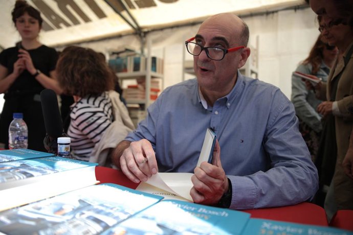 El novellista Xavier Bosch signa llibres per Sant Jordi, a 23 d'abril de 2023, a Barcelona