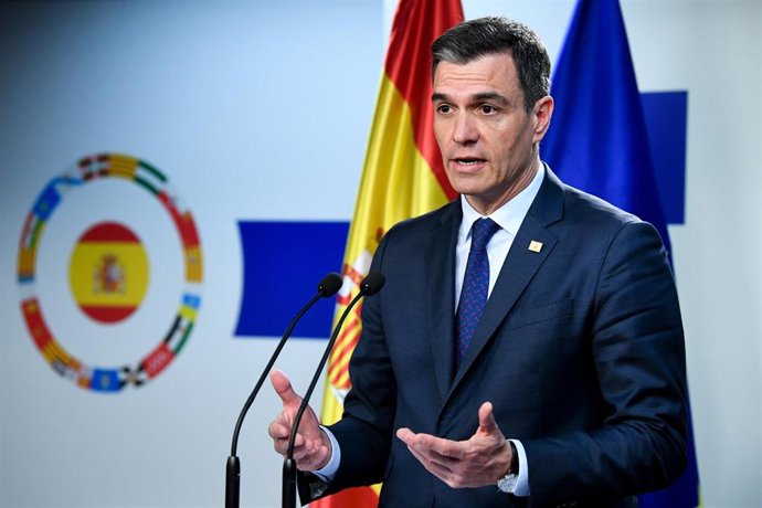 Archivo - El presidente del Gobierno español, Pedro Sánchez, habla durante una rueda de prensa en una cumbre de la UE en Bruselas.