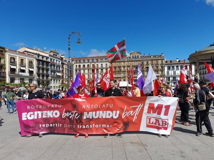 Imagen de la manifestación convocada por LAB en Pamplona con motivo del 1 de mayo