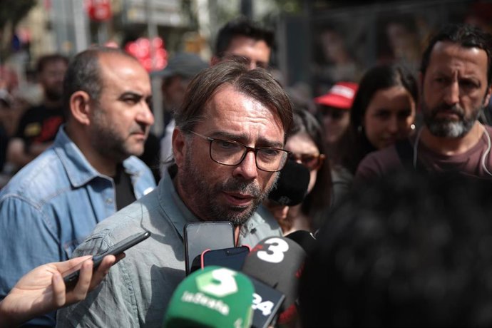 Camil Ros atiende a los medios de comunicación antes de la marcha