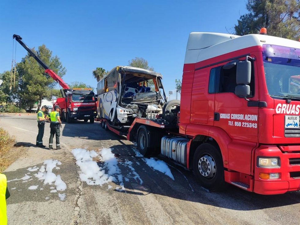 Un camión retira el bus accidentado