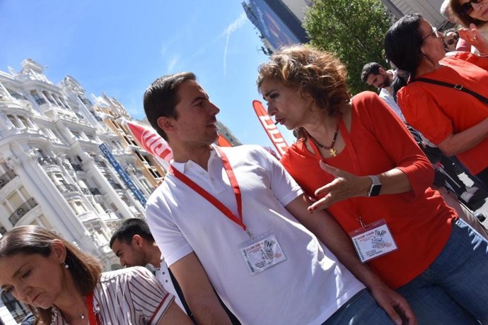 La ministra de Hacienda, María Jesús Montero, y el candidato del PSOE a la Presidencia de la Comunidad, Juan Lobato, asisten a la manifestación del Primero de Mayo.
