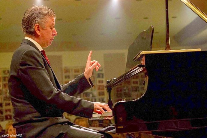 El Auditorio Ciudad de León acoge este domingo un concierto de piano del compositor Josué Bonnín de Góngora
