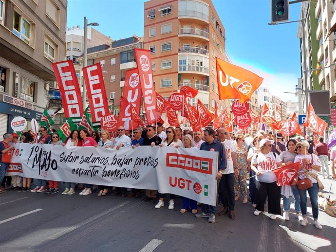 Cabecera de la manifestación del 1 de mayo en Jaén, con la presencia de las secretarias generales de UGT-A y CCOO-A.