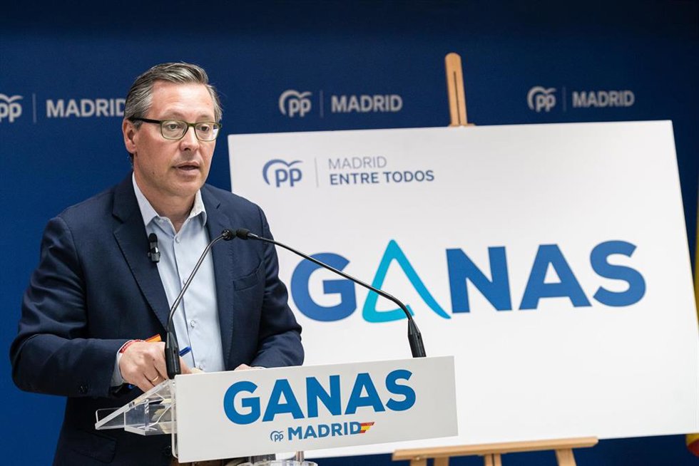 El secretario general del PP de Madrid, Alfonso Serrano, interviene durante la presentación en una rueda de prensa la imagen de campaña del PP de Madrid, en la sede del PP, a 25 de abril de 2023, en Madrid (España).