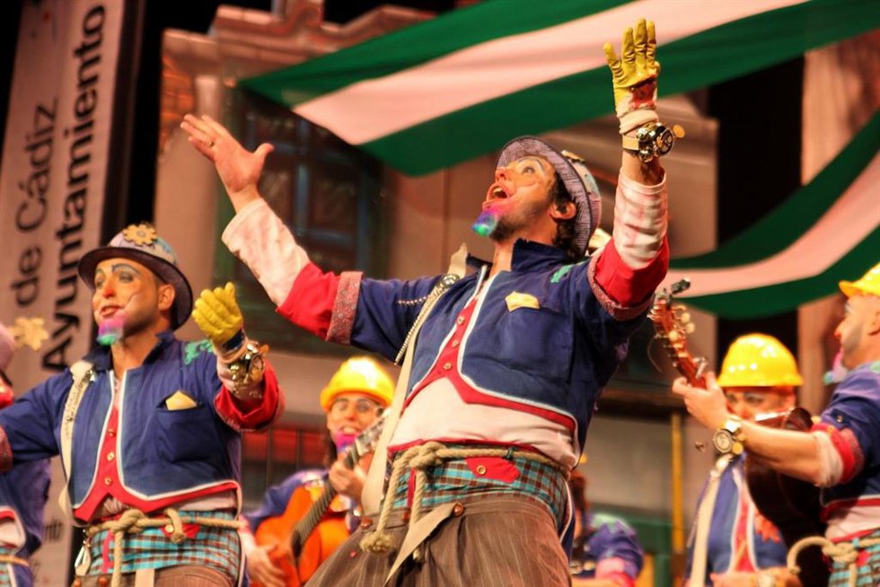Archivo - Una comparsa del Carnaval de Cádiz cantando en el Teatro Falla