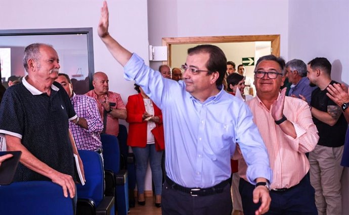 Fernández Vara saluda a su entrada en el Palacio del Vino y la Aceituna, acompañado por el candidato socialista en Almendralejo, José María Ramírez.