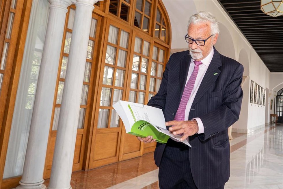 Archivo - El Defensor del Pueblo Andaluz, Jesús Maeztu, con el informe anual correspondiente al 2022, en uno de los pasillos del Parlamento, en una foto de archivo.