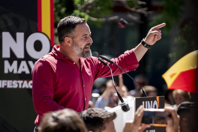 El líder de VOX, Santiago Abascal, durante un mitin de VOX y Solidaridad por el Día Internacional del Trabajador, en la Plaza de Chamberí, a 1 de mayo de 2023, en Madrid (España). El sindicato Solidaridad y Vox han celebrado un mitin, alternativo a la d