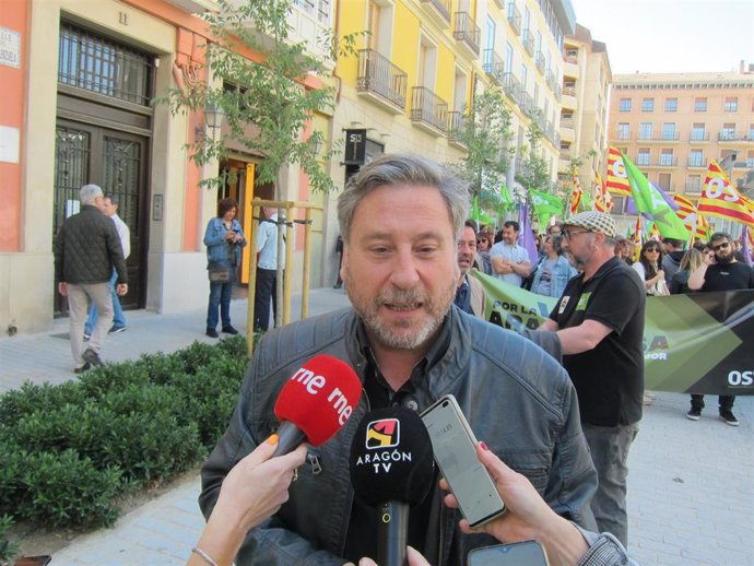 El candidato de Chunta Aragonesista a la Presidencia de Aragón en las elecciones del próximo 28 de mayo, José Luis Soro, antes de participar en la manifestación de OSTA en Zaragoza.