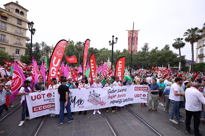 Manifestantes en la marcha convocada por UGT y CCOO a la altura de Puerta Jerez.