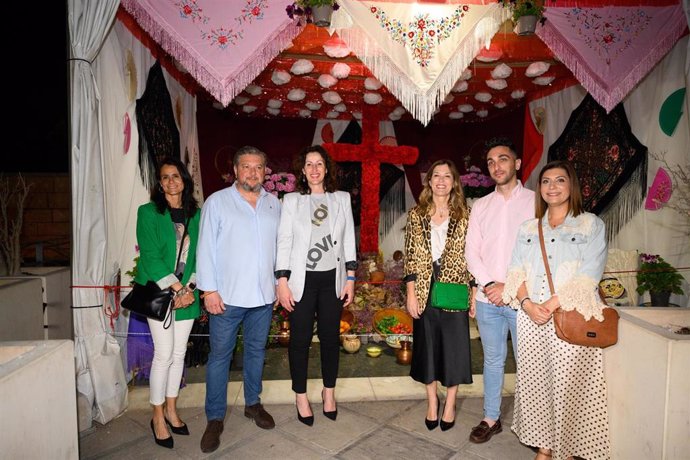 La alcaldesa de Almería visita las Cruces de Mayo