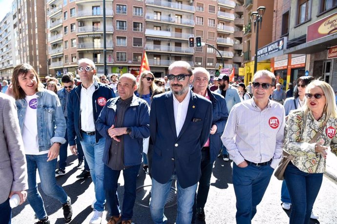 El candidato del PSOE a la Presidencia de Aragón, Javier Lambán, participa en  la manifestación convocada en Zaragoza por UGT y CCOO con motivo del Día Internacional de los Trabajadores.