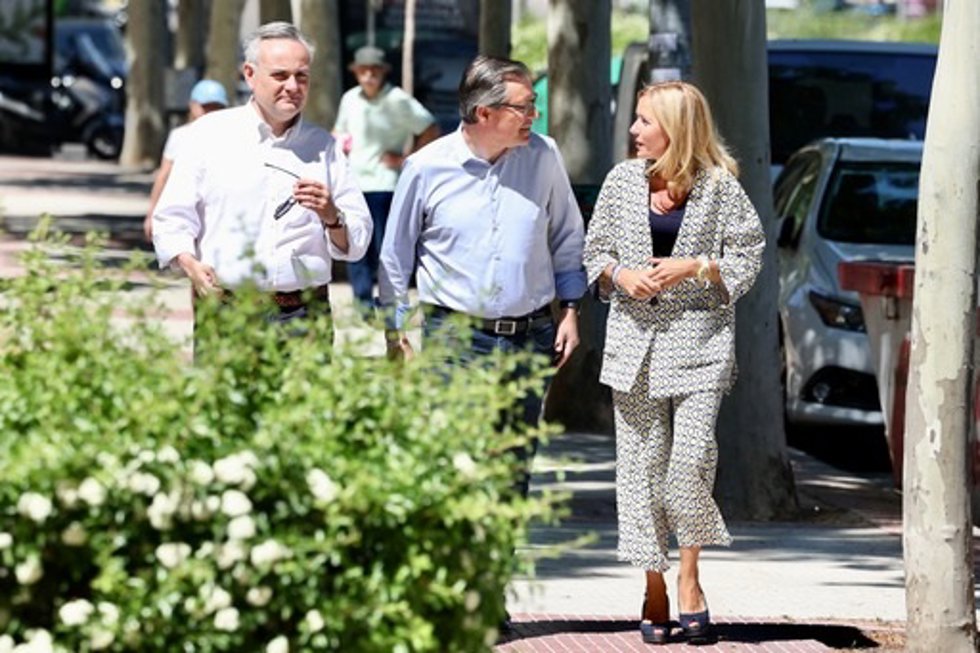 El secretario general del PP de Madrid, Alfonso Serrano, y la candidata del PP a la Alcaldía de Alcobendas, Rocío Alcántara, visitan el municipio.