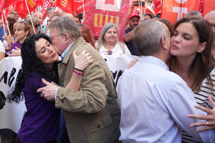 Ximo Puig y Sandra Gómez saluda a García Alcolea (CCOO PV) e Ismael Sáez en la manifestación del 1 de Mayo
