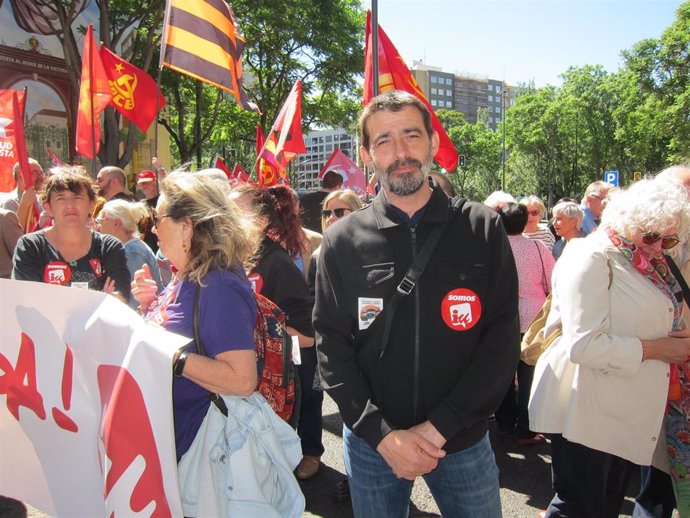 El coordinador general de IU en Aragón y candidato a la Presidencia, Álvaro Sanz, en la manifestación convocada en Zaragoza por UGT y CCOO con motivo del Día Internacional de los Trabajadores.