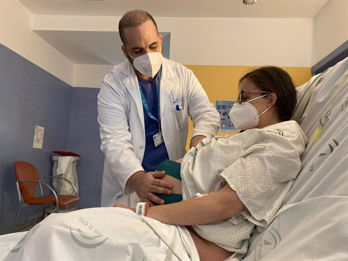 Una embaraza es atendida en el Hospital Materno Infantil