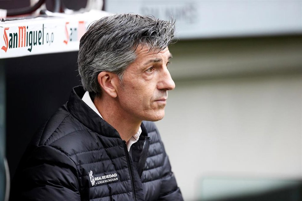 Imanol Alguacil head coach of Real Sociedad looks on during the La Liga Santander match between Athletic Club and Real Sociedad at San Mames  on April 15, 2023, in Bilbao, Spain.