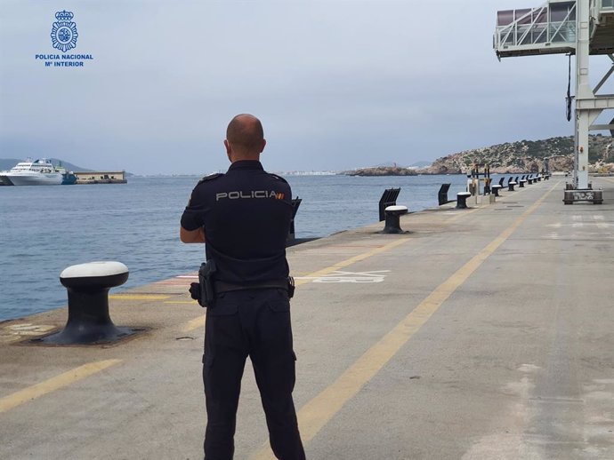 Agente de la Policía Nacional en el puerto de Palma