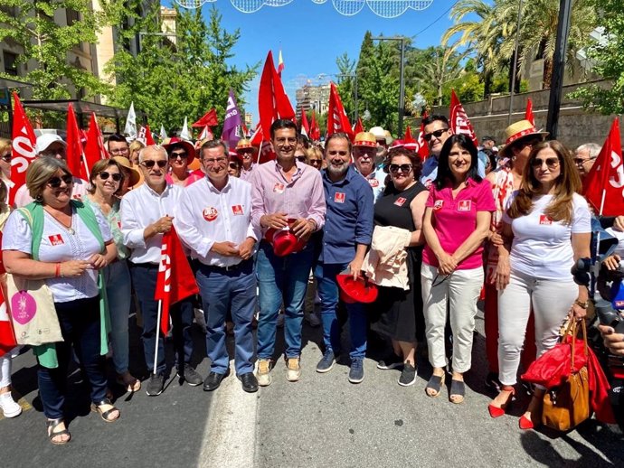 El secretario general del PSOE de Granada, Pepe Entrena, junto a otros dirigentes socialistas en la provincia, en la manifestación del Primero de Mayo.