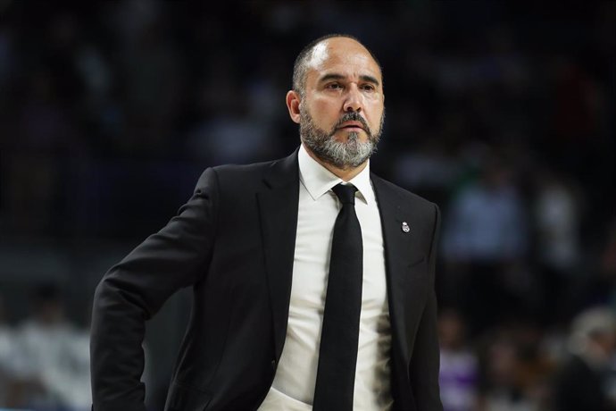 Archivo - Chus Mateo, head coach of Real Madrid looks on during Turkish Airlines Euroleague basketball match between Real Madrid and Fenerbahce Beko Istanbul at Wizink Center on December 2022 in Madrid, Spain.