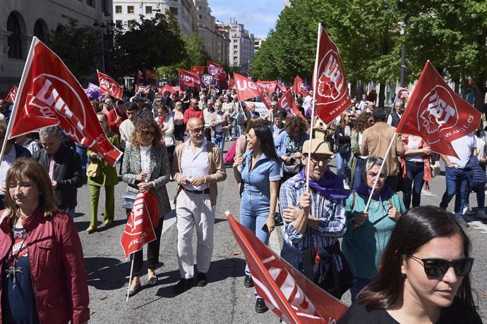 Decenas de personas durante la marcha por el Día Internacional de los Trabajadores en Santander