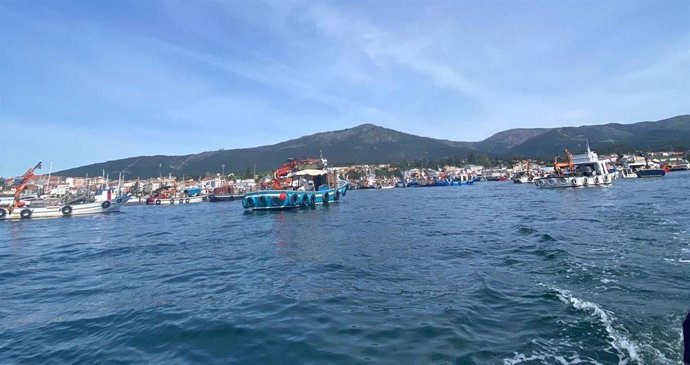 Concentración de barcos del sector bateeiro frente a las costas de A Pobra do Caramiñal, para reclamar la retirada del artículo 13 del decreto que limita la extracción de mejilla.
