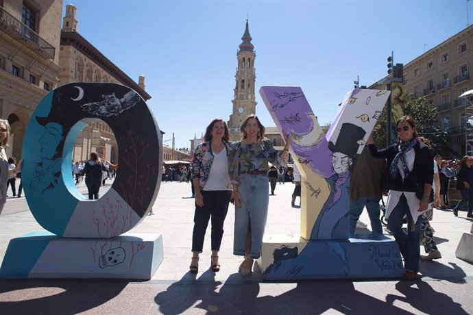 La candidata del Partido Popular a la alcaldía de Zaragoza, Natalia Chueca, visita la plaza del Pilar, que celebra este puente las fiestas goyescas.