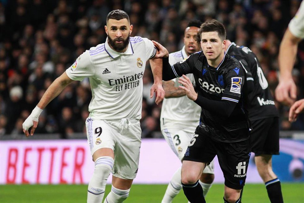 Archivo - Karim Benzema e Igor Zubeldia en el Real Madrid-Real Sociedad de la primera vuelta de LaLiga Santander