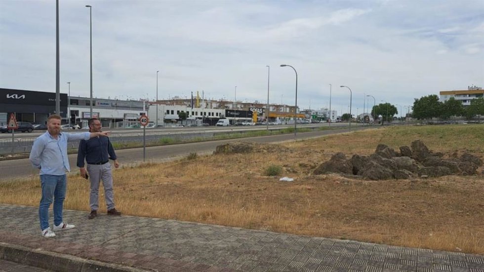 El candidato de Vox Dos Hermanas, en los terrenos en los que propone la construcción de un estadio de fútbol.