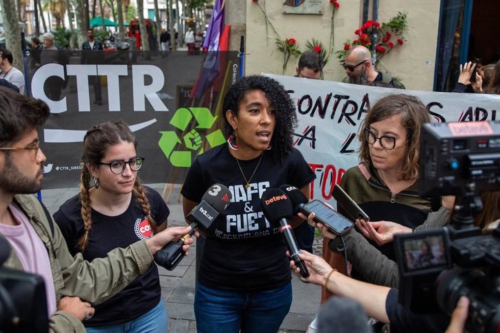 La portavoz de la CUP en el Parlament, Eullia Reguant, y la candidata de la CUP a la Alcaldía de Barcelona y diputada en el Parlament, Basha Changue