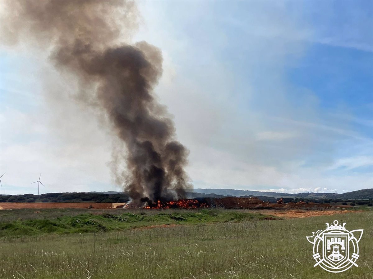 Los Bomberos De Burgos Trabajan En La Extinción De Un Fuego En El Vertedero De Abajas 3571