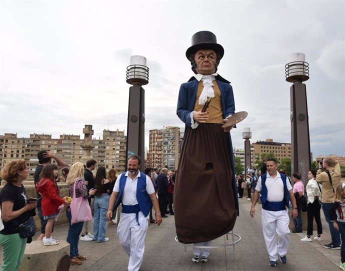 Un momento del desfile de las Fiestas Goyescas de Zaragoza.