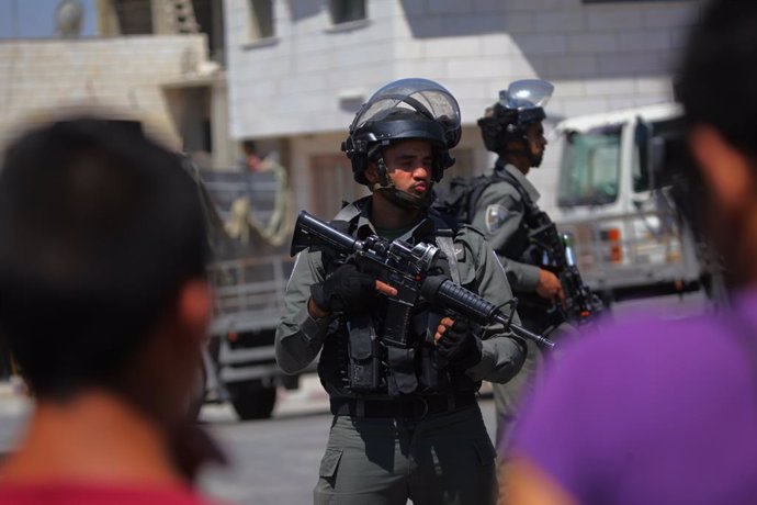 Archivo - BEIJING, Aug. 9, 2019  Israeli soldiers stand guard near the Israeli settlement of Migdal Oz, close to the West Bank city of Hebron, Aug. 8, 2019. Israeli forces raided the southern West Bank town of Beit Fajjar near Hebron on Thursday morning