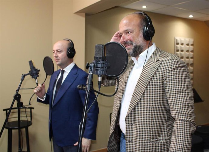 Los abogados Ignacio Pellicer y Pedro Heredia en el estudio de grabación