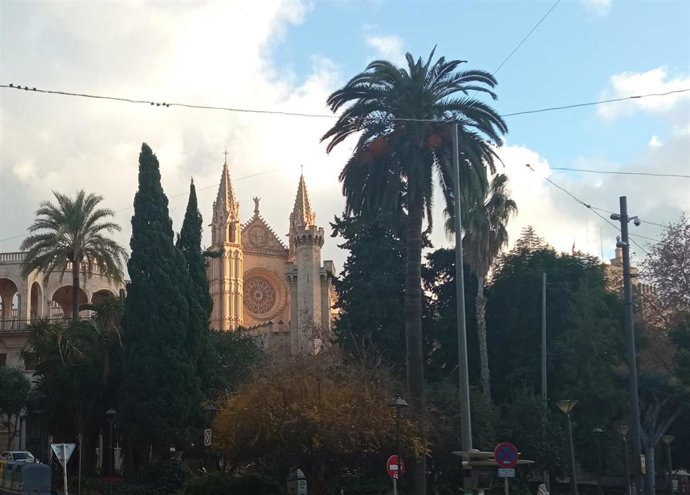 Archivo - Vista de la catedral de Mallorca un día con cielo con sol y nubes en Palma.