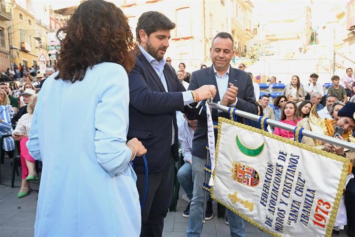 El jefe del Ejecutivo autonómico, Fernando López Miras, en las fiestas en honor a la Santísima Cruz y Desfile-Parada de Moros y Cristianos de Abanilla