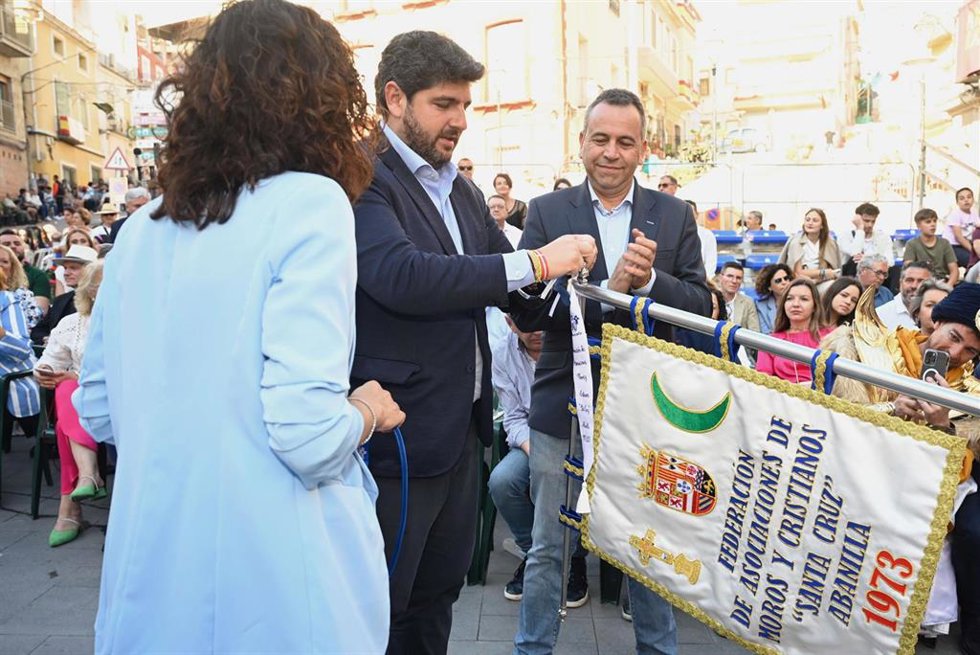 El jefe del Ejecutivo autonómico, Fernando López Miras, en las fiestas en honor a la Santísima Cruz y Desfile-Parada de Moros y Cristianos de Abanilla