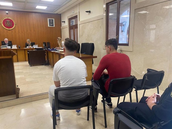 Condeados a 4 años de cárcel a dos patrones de una patera que llegó a Mallorca con 21 pasajeros