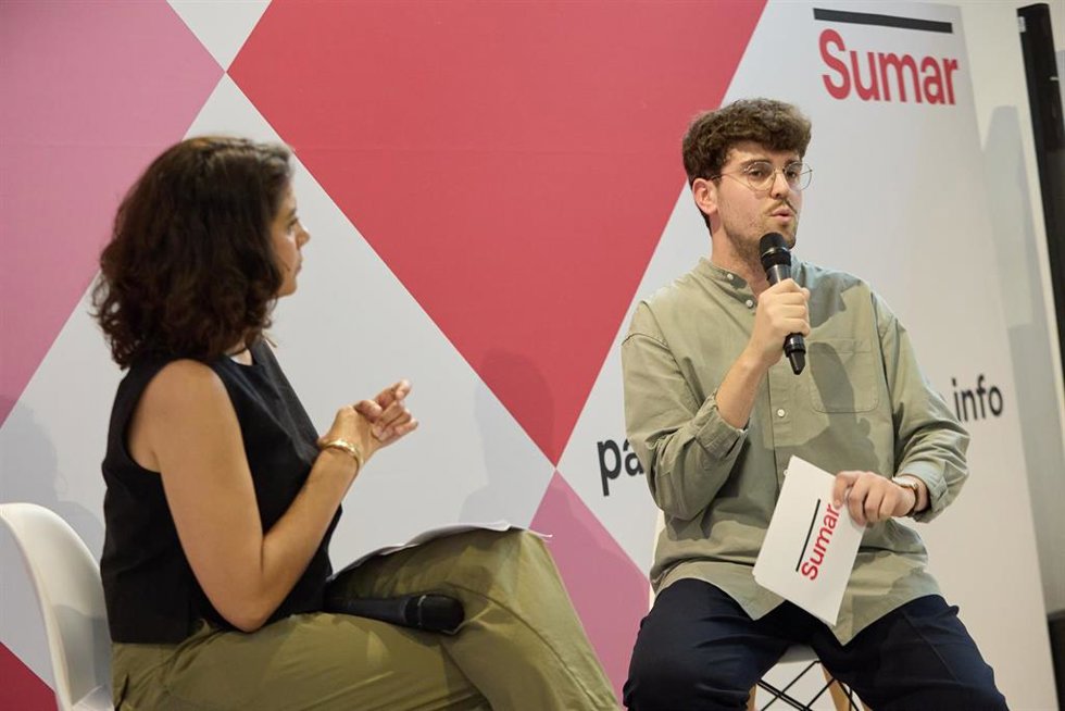 El asesor de Internacional de la Vicepresidencia segunda del Gobierno, Carlos Corrochano, y la economista Paula Moreno durante una rueda de prensa de Sumar en la sede de la organización de no lucro Ecooo, a 27 de abril de 2023, en Madrid (España). 