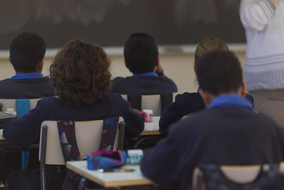 Archivo - Niños prestan atención en clase.