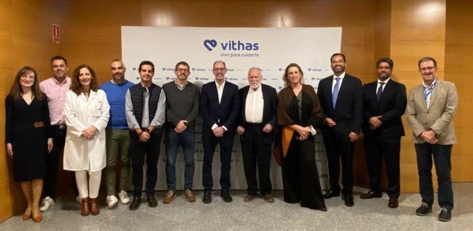 Foto de familia en Vithas Sevilla con motivo de la incorporación del doctor Pedro Serrano a la unidad de esclerosis múltiple.