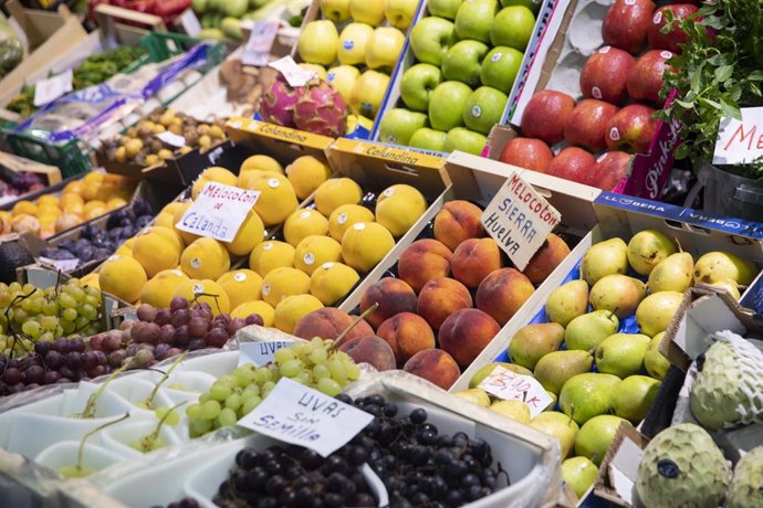 Archivo - Detalle de un puesto de frutas en el mercado de abastos de Triana. A 13 de septiembre de 2022, en Sevilla (Andalucía, España).