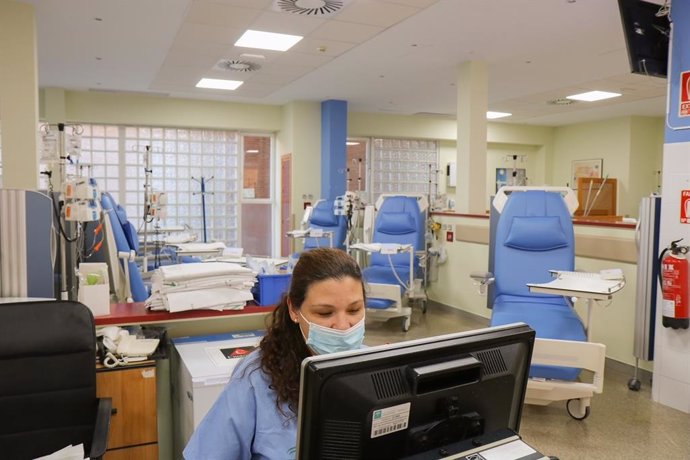 Archivo - Nuevos sillones en el Hospital de Día Oncológico del Virgen del Rocío de Sevilla.