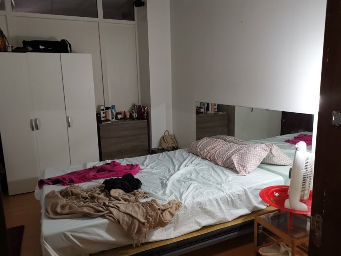 Archivo - Una de las ocho habitaciones que construyeron en un local comercial de Ibiza