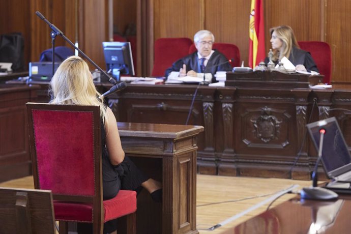 Segunda sesión del juicio con jurado popular contra la mujer acusada de asesinar a una pareja en julio de 2020 en la Audiencia Provincial, a 11 de abril de 2023 en Sevilla (Andalucía, España). La mujer acusada de asesinar a una pareja en la localidad se