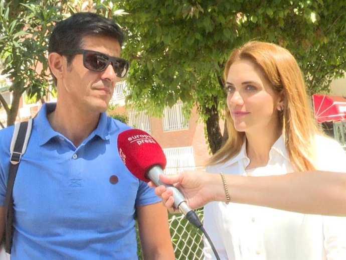 Beatriz Trapote junto a Víctor Janeiro