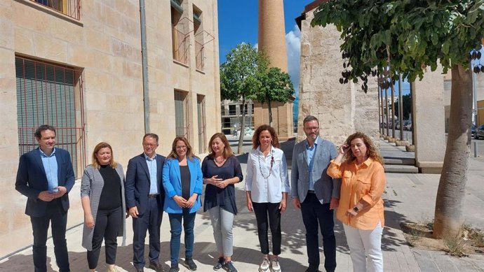 La presidenta del Govern, Francina Armengol, y los presidentes de los consells insulares en la presentación de una de las medidas del PSIB en materia de vivienda.