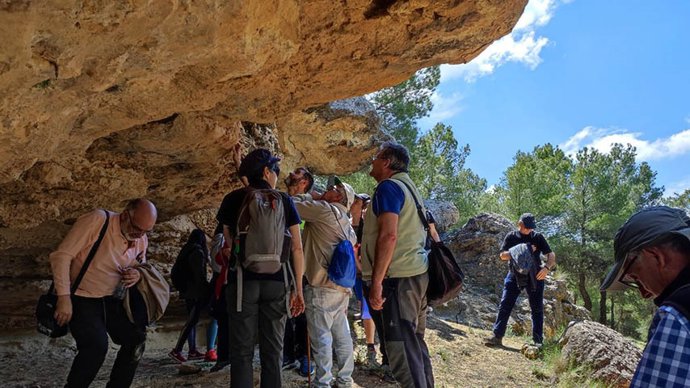 Excursiones guiadas y gratuitas organizadas por la UCLM para la ciudadanía con el objetivo de acercarles al patrimonio geológico.