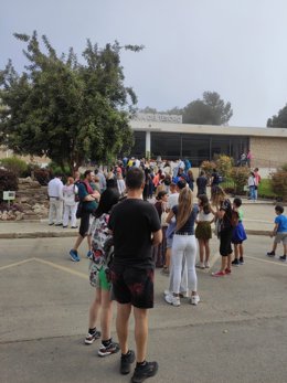 Visitantes en la entrada de la Cueva del Tesoro de Rincón de la Victoria